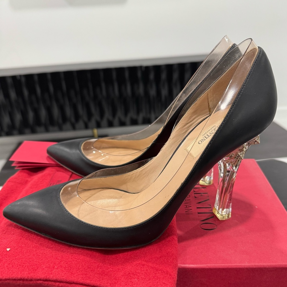 LIKE NEW VALENTINO PUMPS